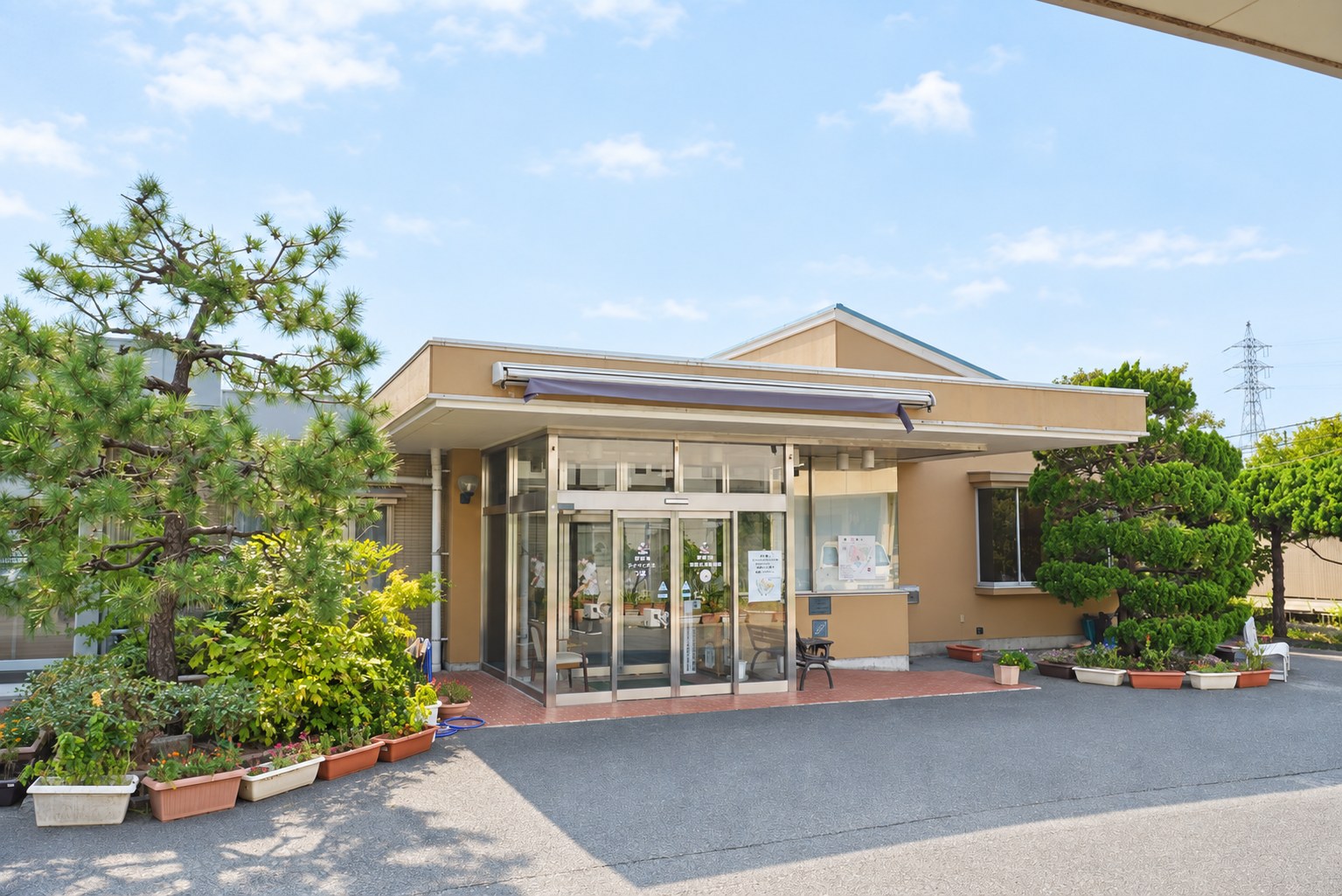 松の木に囲まれた特別養護老人ホーム岸津苑の玄関