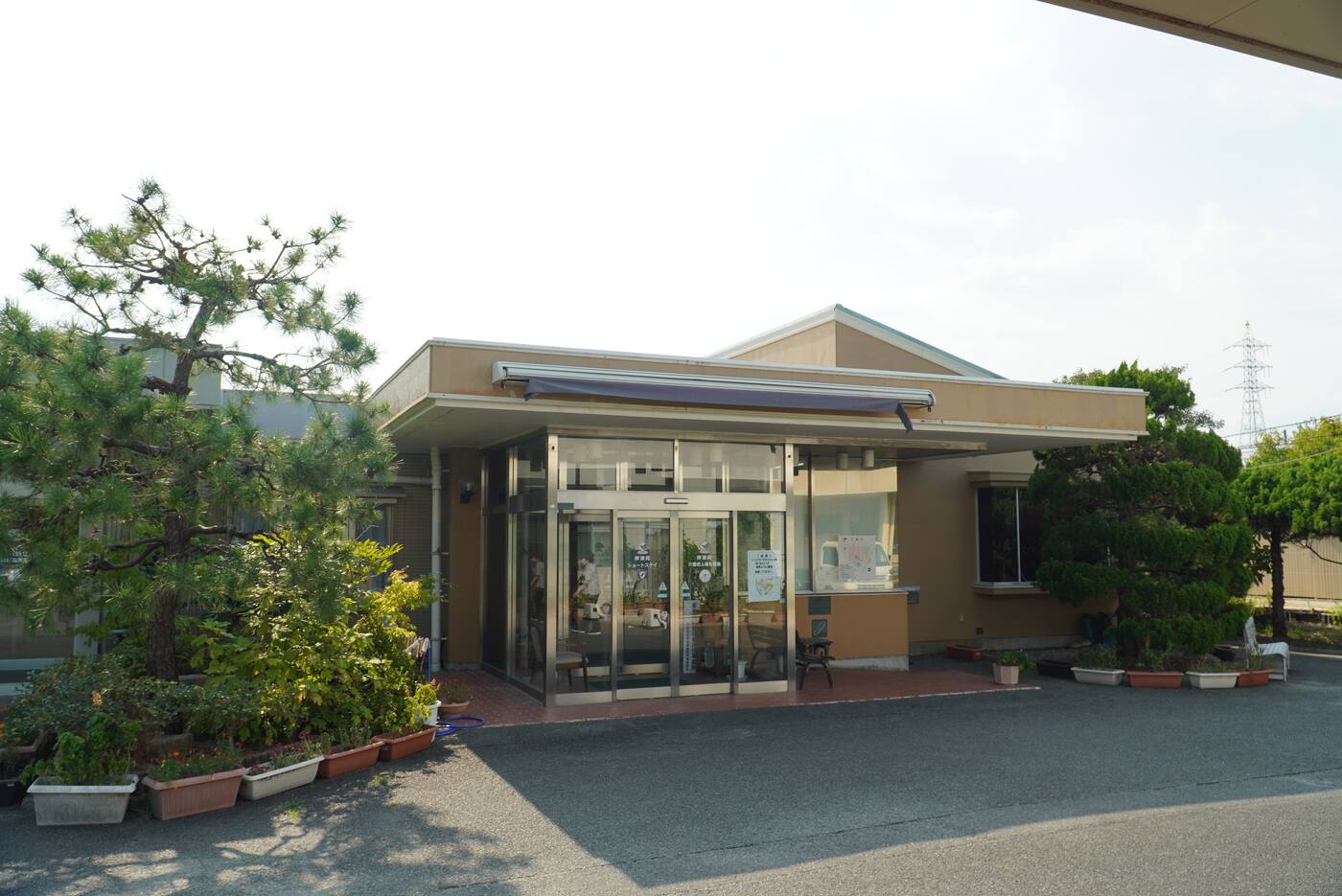 松の木に囲まれた特別養護老人ホーム岸津苑の玄関