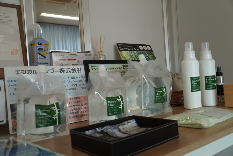 就労継続支援B型事業所 りたぽーとの様子：事業所に並べられた商品サンプル（洗剤など）