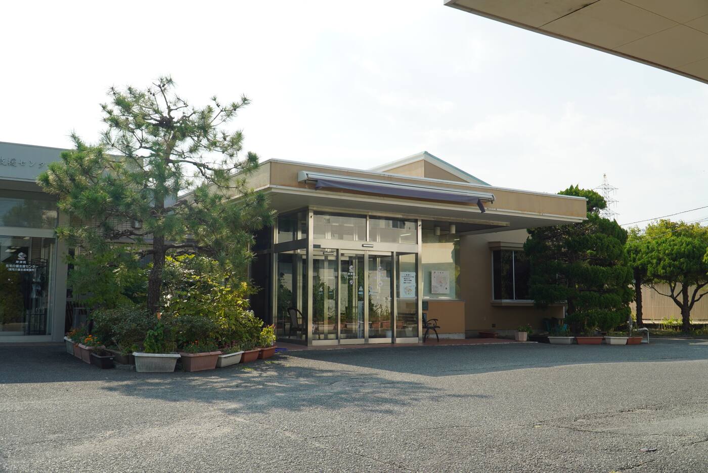 ショートステイを併設する岸津苑の外観