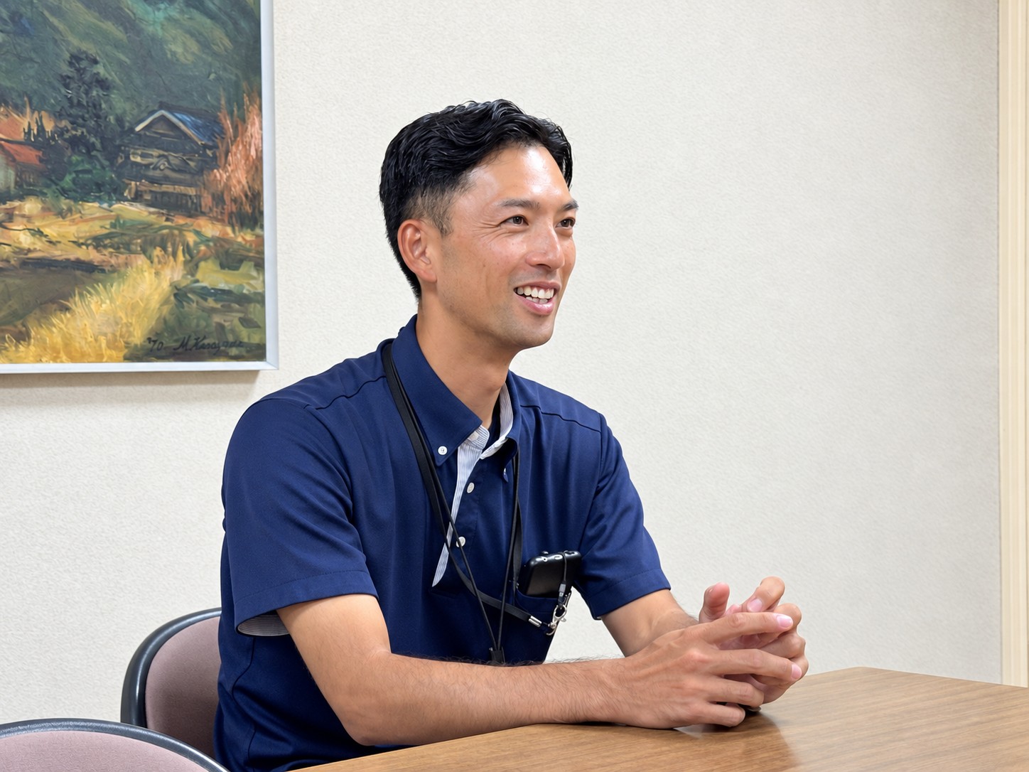 笑顔でインタビューに答える宇佐川武史さん