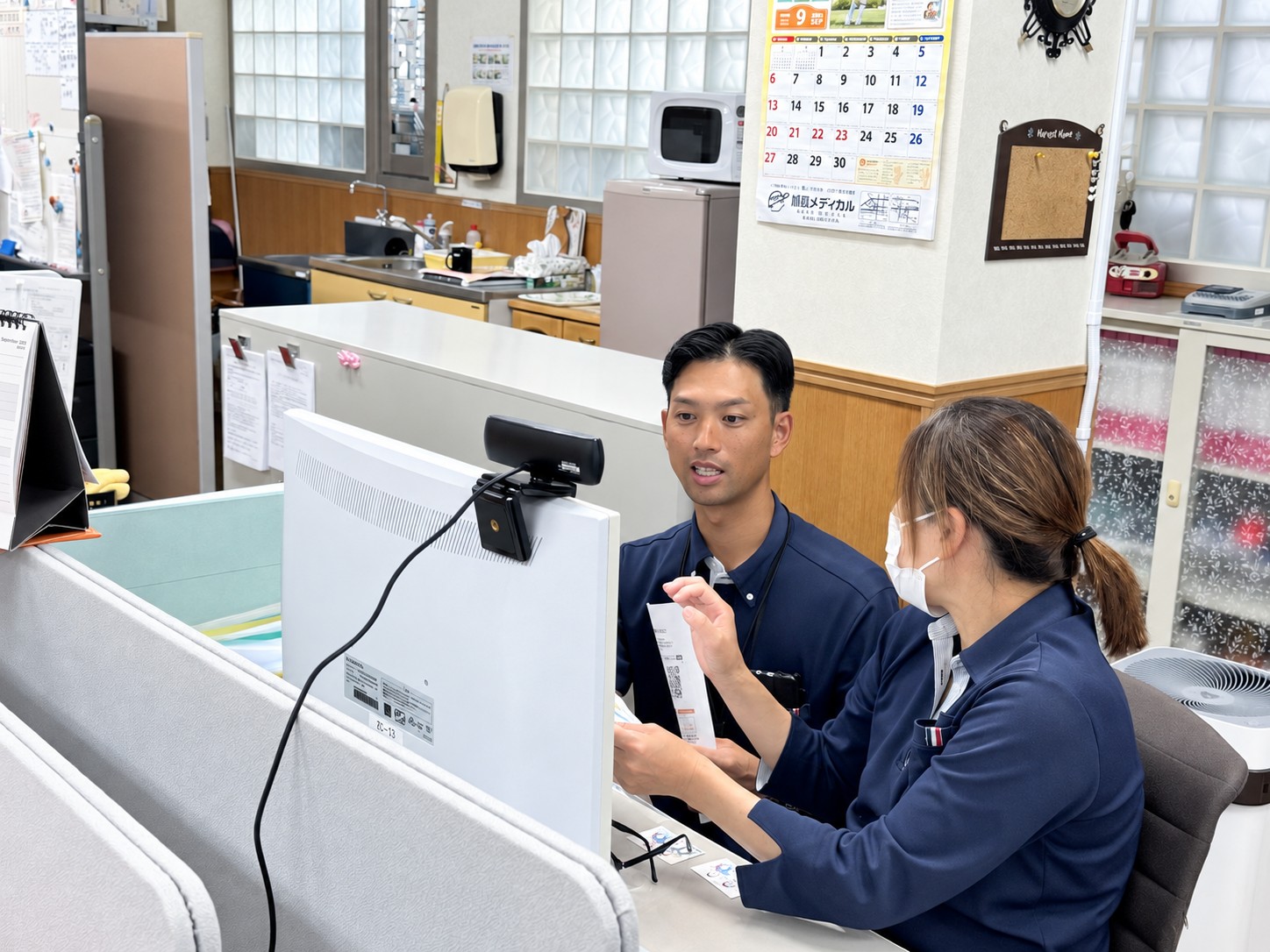 在宅介護支援センターで、同僚と相談するひととき。