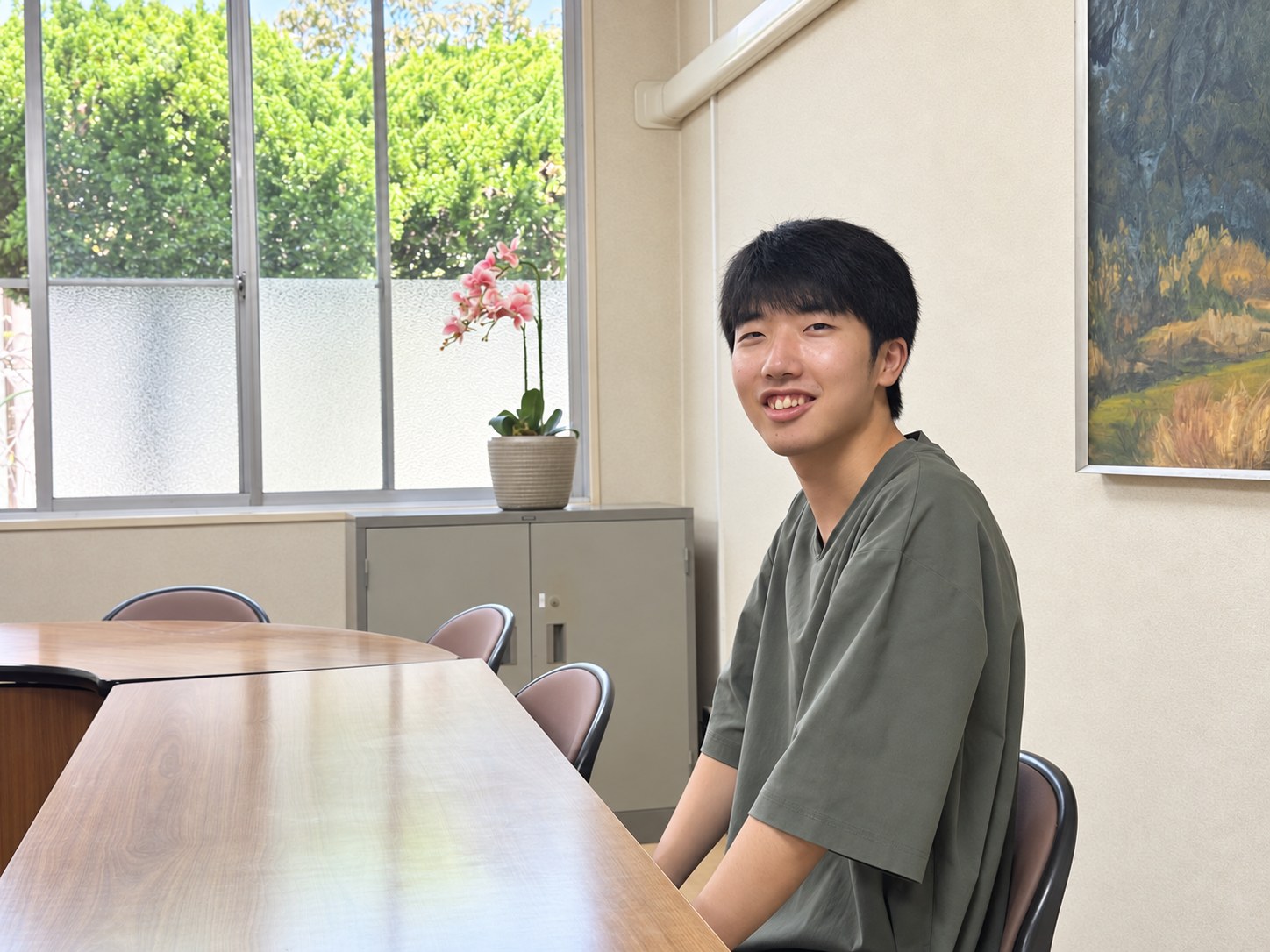 入職からの変化や、これからの目標を話す吉本さん。