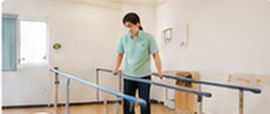 室内で作業に取り組む職員